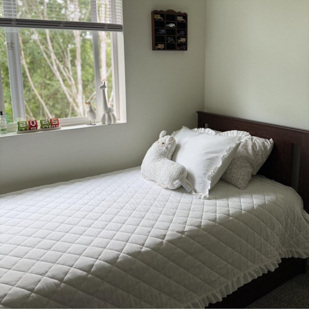 Armoire Collection Full/ Queen Ruffle Quilt White - Picture 7 of 7